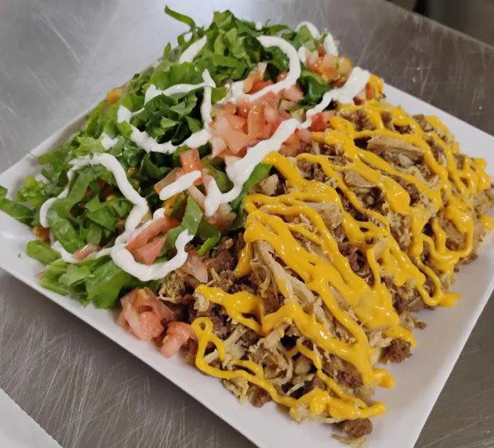 Plato principal con carne guisada y vegetales